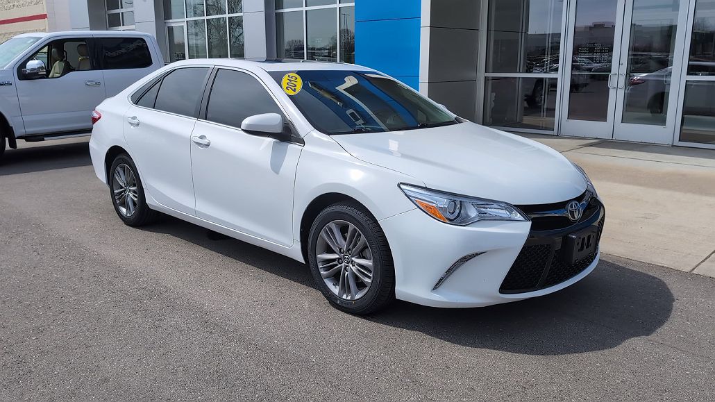 2015 Toyota Camry XLE image 1