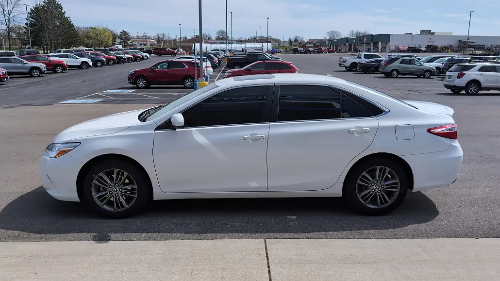 2015 Toyota Camry XLE image 4
