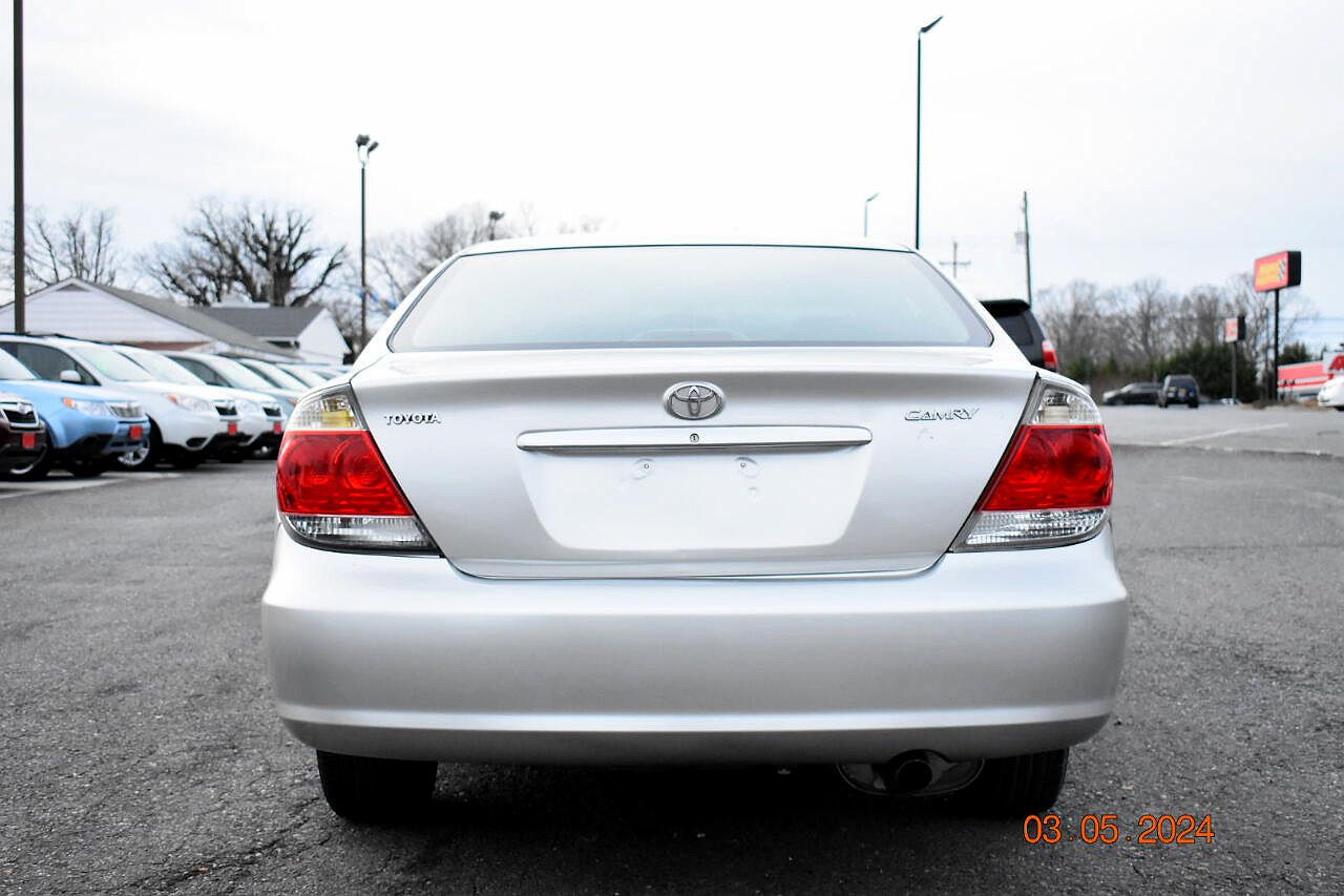 2005 Toyota Camry XLE image 9