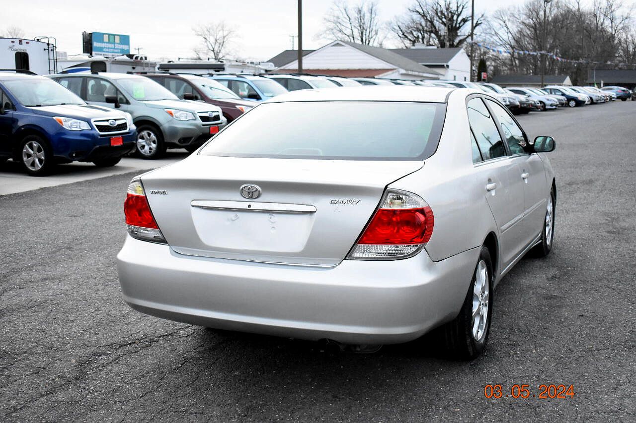 2005 Toyota Camry XLE image 10