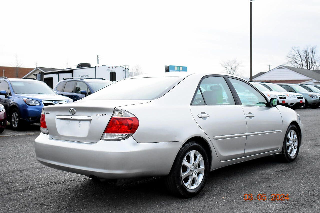 2005 Toyota Camry XLE image 11