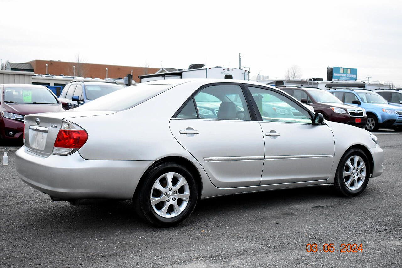 2005 Toyota Camry XLE image 12