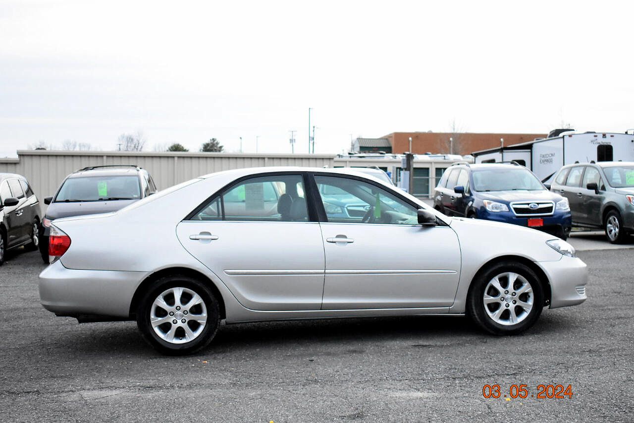 2005 Toyota Camry XLE image 13
