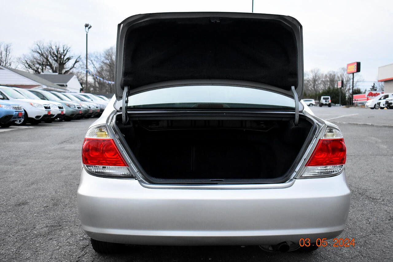 2005 Toyota Camry XLE image 31