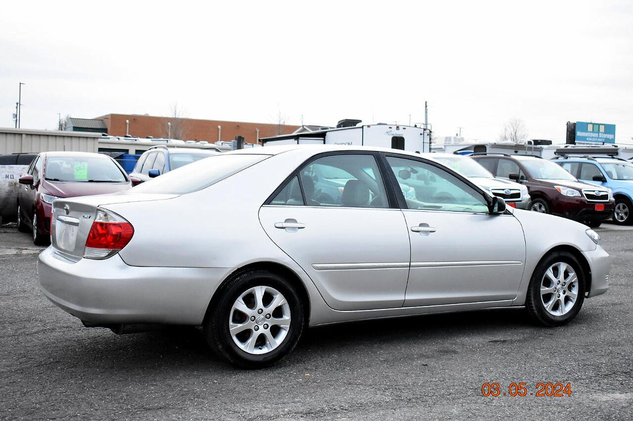 2005 Toyota Camry XLE image 35