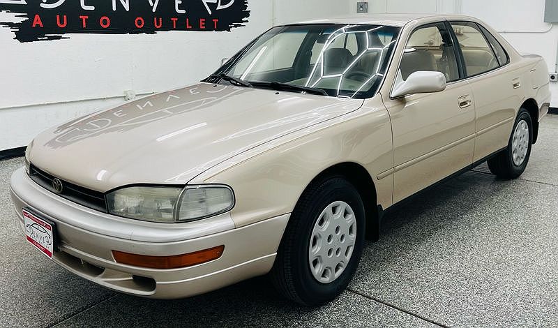 1994 Toyota Camry LE image 1