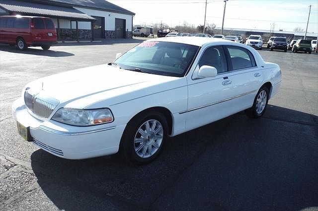 2011 Lincoln Town Car Signature Limited image 0