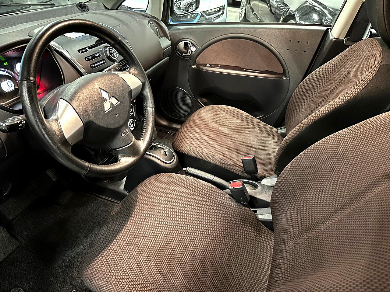 2012 Mitsubishi i-MiEV SE image 14