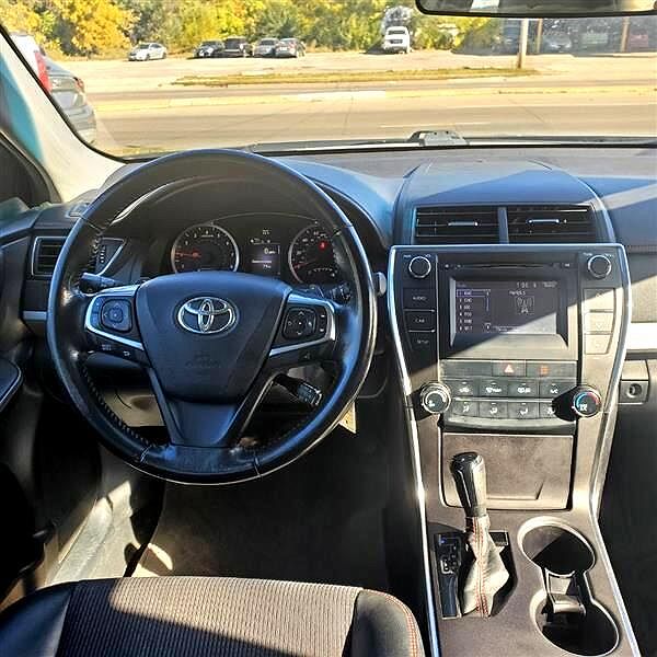 2016 Toyota Camry SE image 9