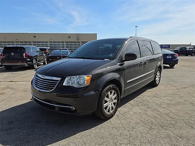 2015 Chrysler Town & Country Touring image 1