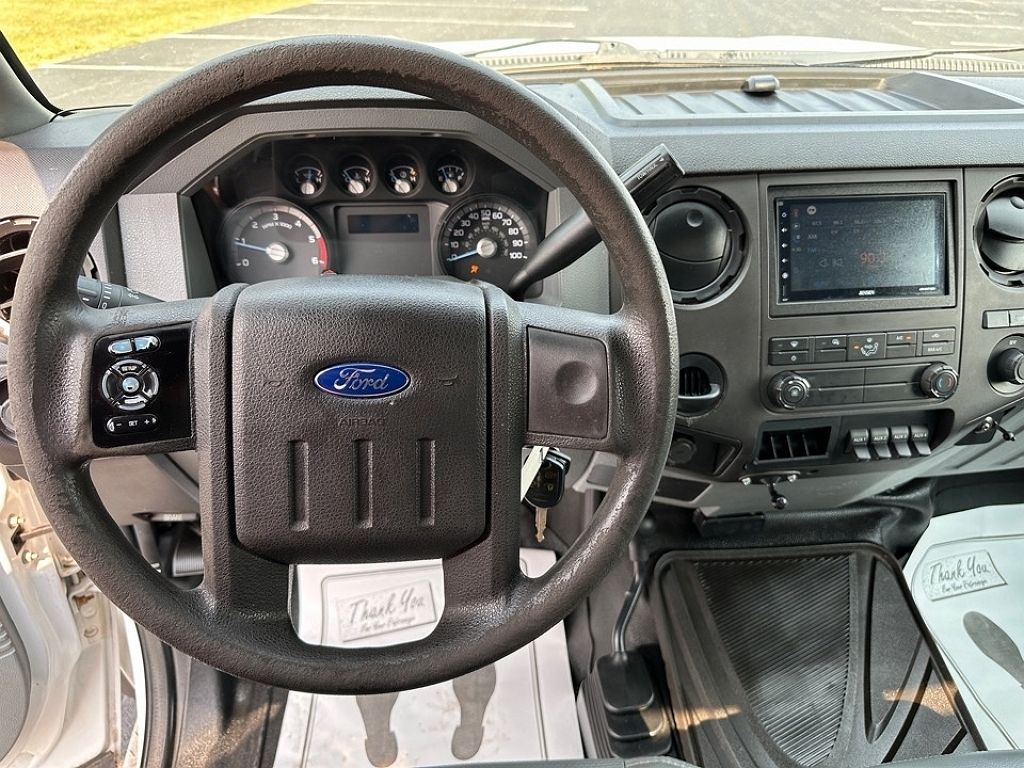 2014 Ford F-550 null image 11
