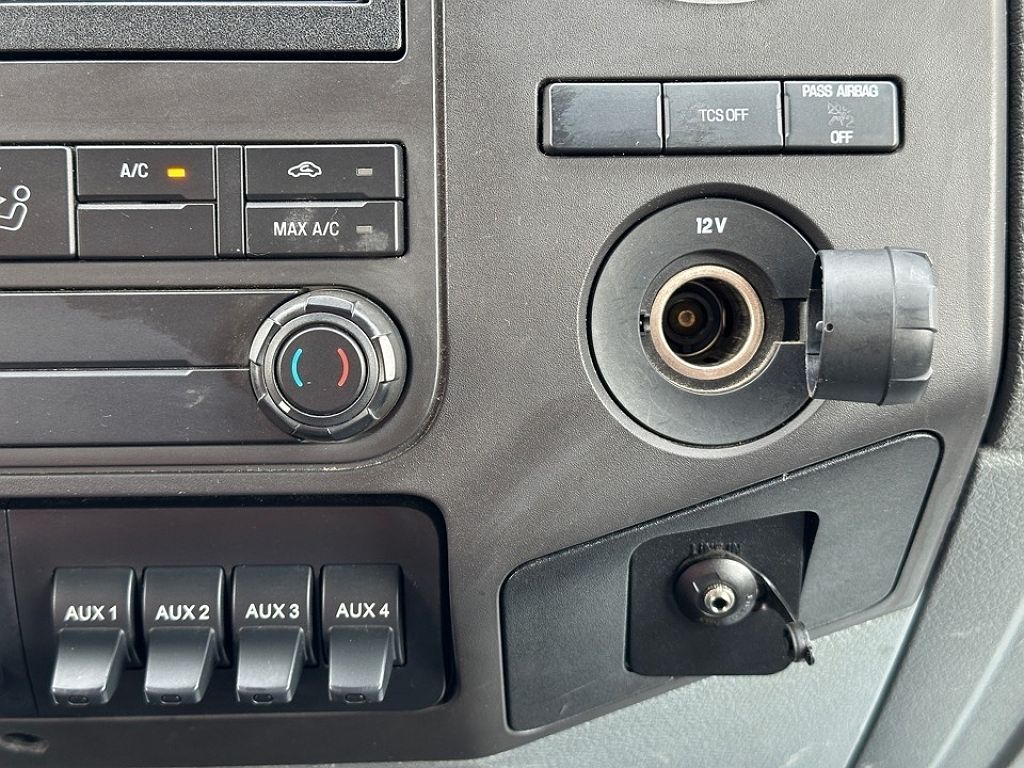 2014 Ford F-550 null image 19