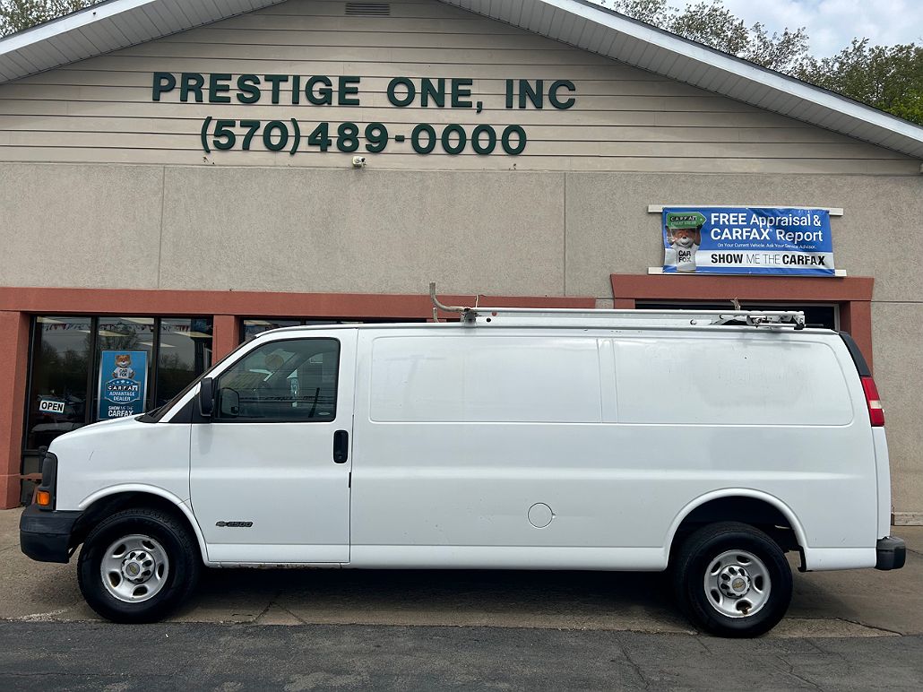 2005 Chevrolet Express 2500 image 2