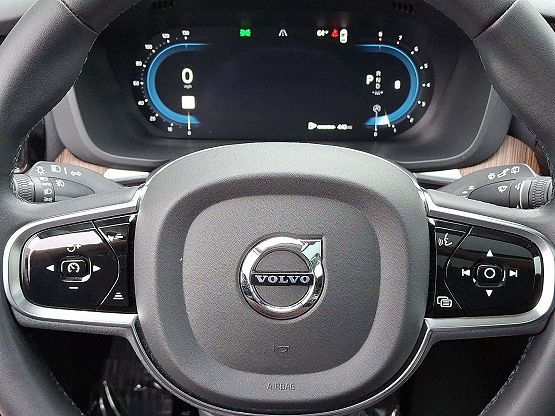2023 Volvo XC60 B5 Plus photo 11