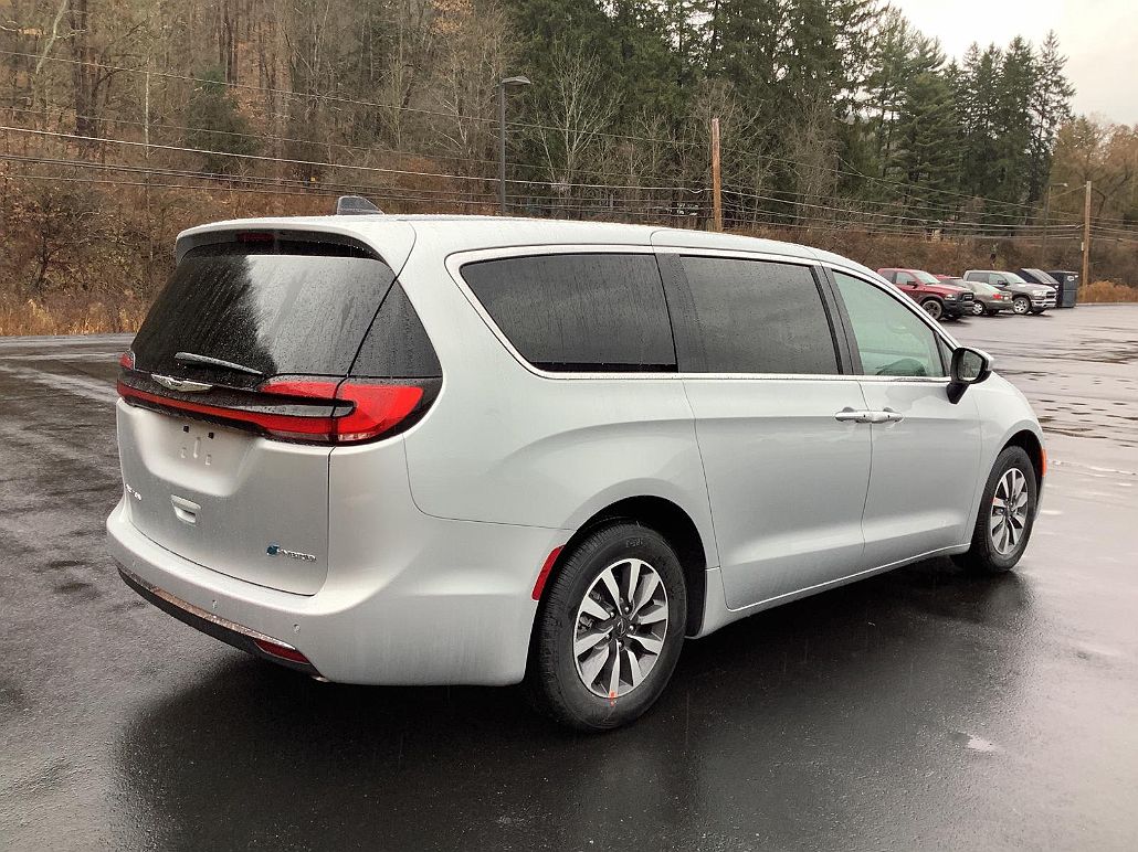 2023 Chrysler Pacifica Touring-L image 2