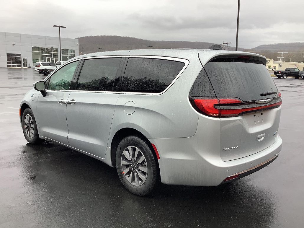 2023 Chrysler Pacifica Touring-L image 4