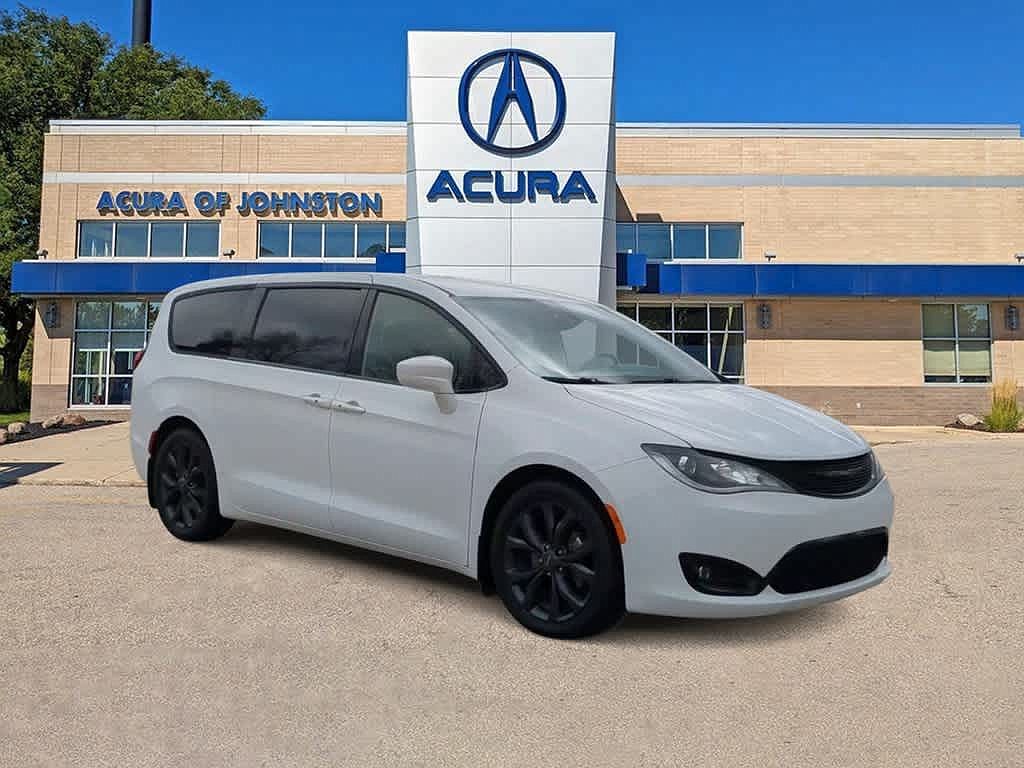 2018 Chrysler Pacifica Touring image 1