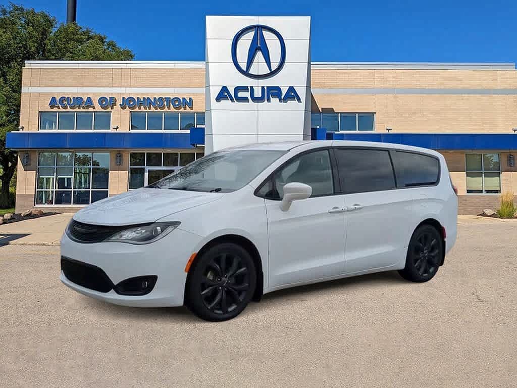 2018 Chrysler Pacifica Touring image 3