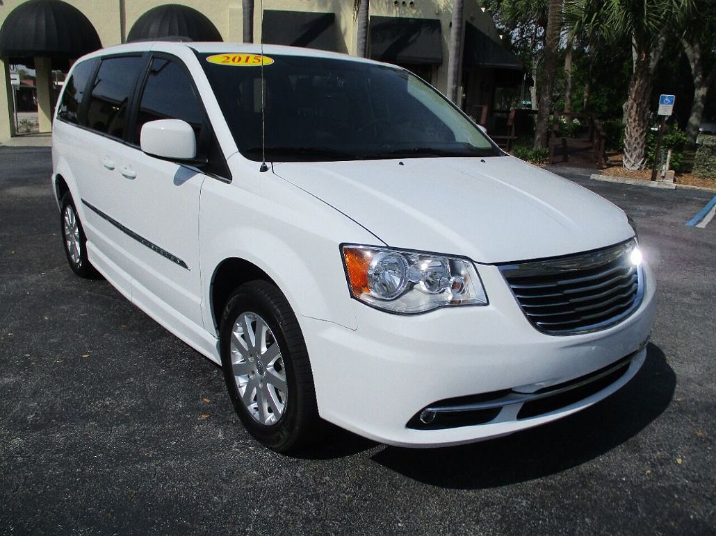 2015 Chrysler Town & Country Touring image 2