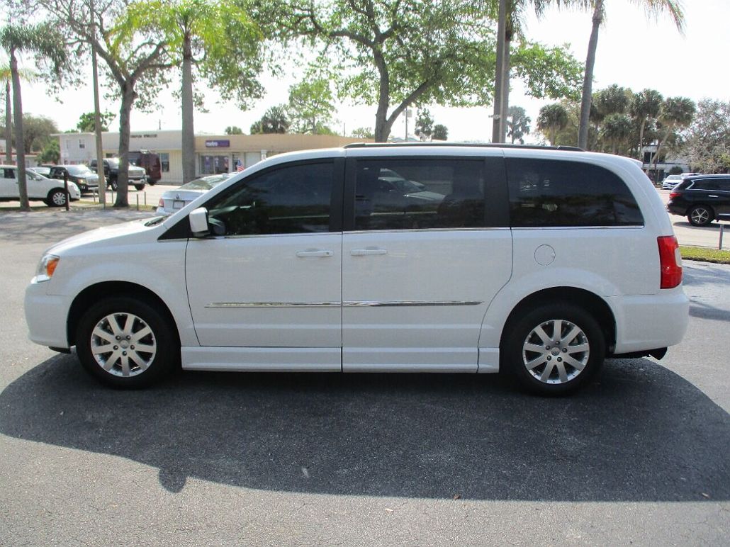 2015 Chrysler Town & Country Touring image 5