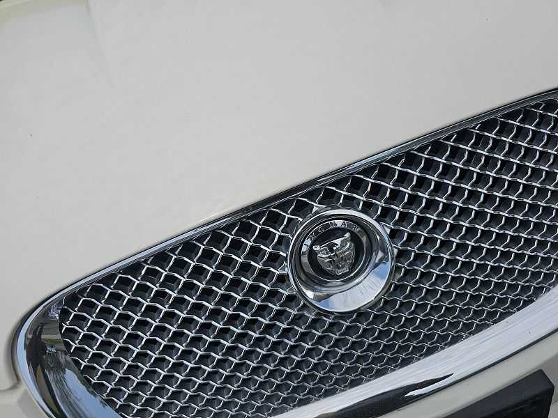 2010 Jaguar XF Premium image 2
