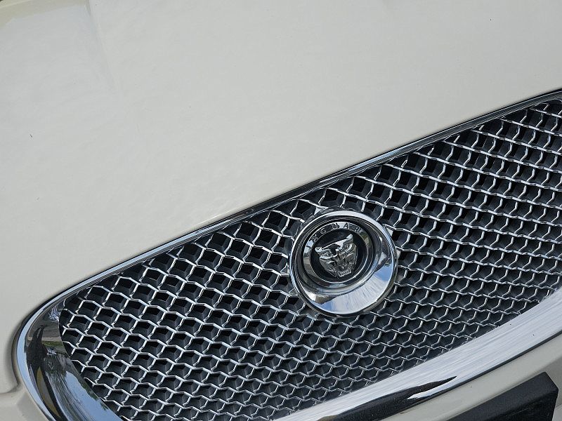 2010 Jaguar XF Premium image 2
