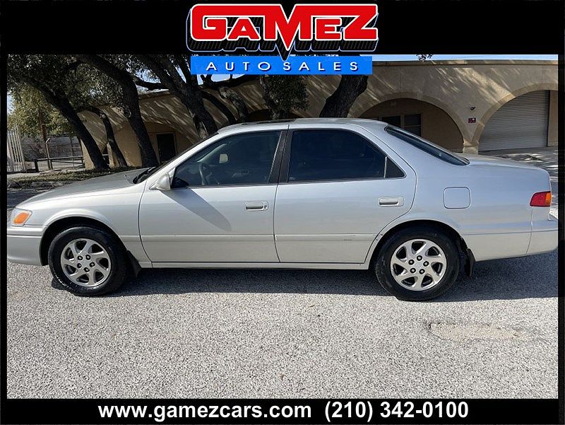 2001 Toyota Camry LE image 0