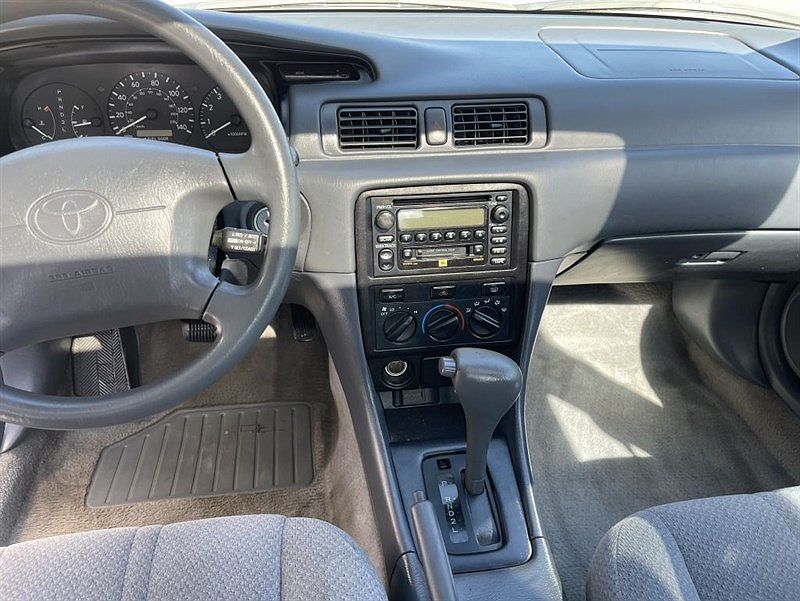 2001 Toyota Camry LE image 11