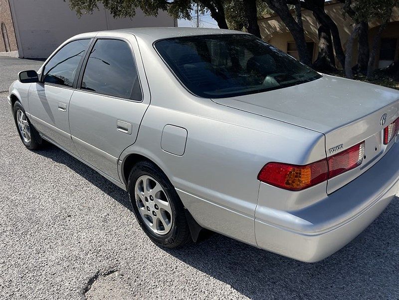 2001 Toyota Camry LE image 1