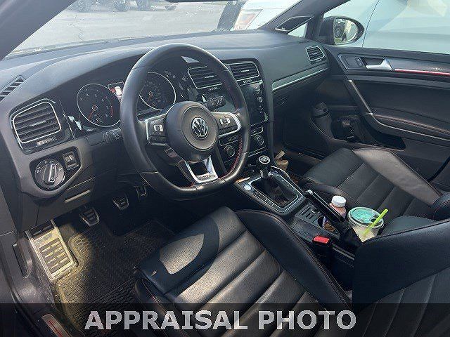 2019 Volkswagen Golf SE image 2
