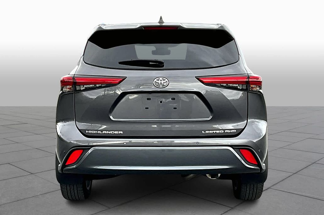 2021 Toyota Highlander Limited image 3