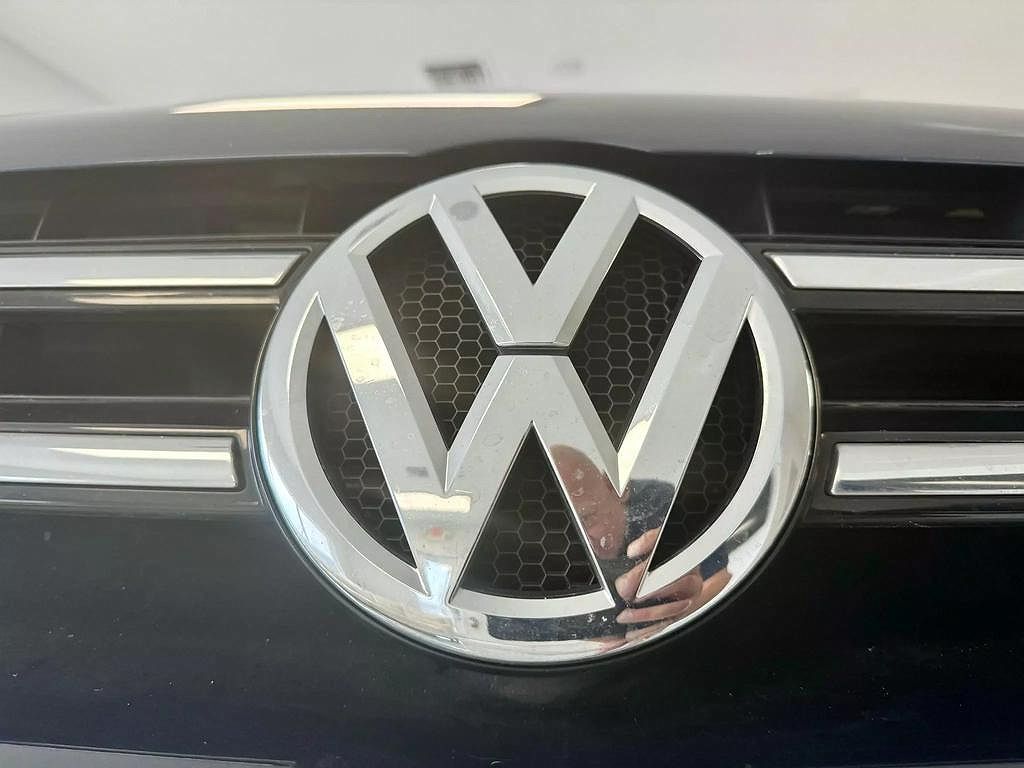 2013 Volkswagen Touareg Luxury image 2