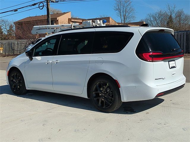 2024 Chrysler Pacifica Touring-L image 4