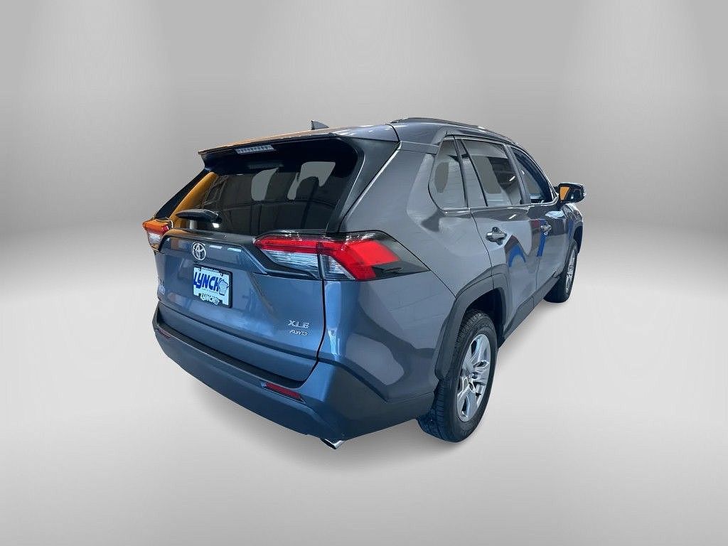 2022 Toyota RAV4 XLE image 4