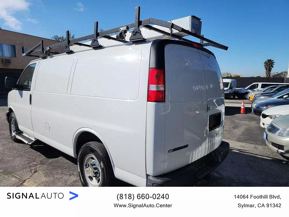 2017 Chevrolet Express 2500 image 3