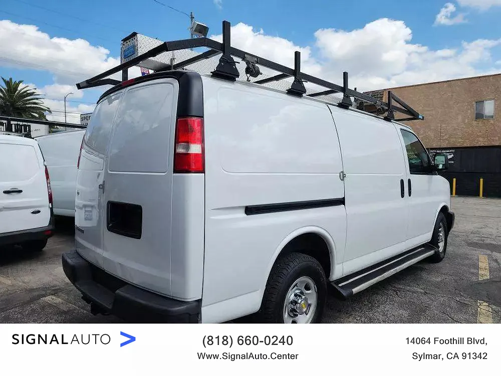 2017 Chevrolet Express 2500 image 4