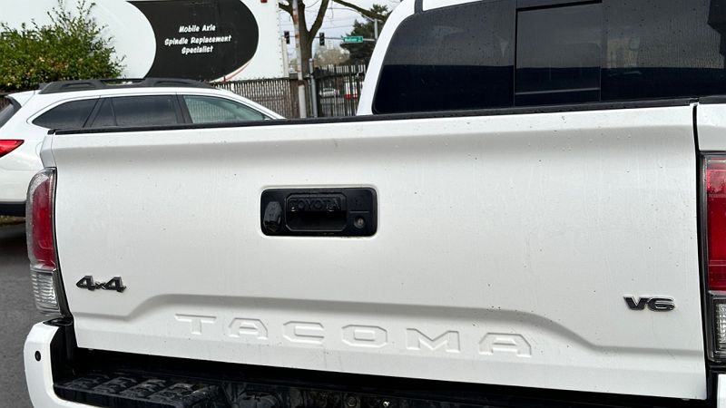 2017 Toyota Tacoma Limited Edition image 4
