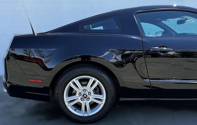 2013 Ford Mustang null image 2
