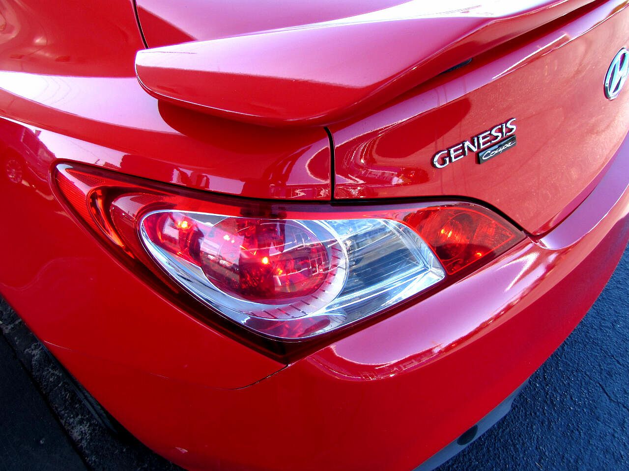 2011 Hyundai Genesis Track image 6