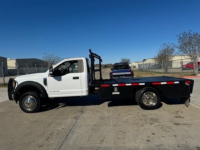 2017 Ford F-550 null image 2