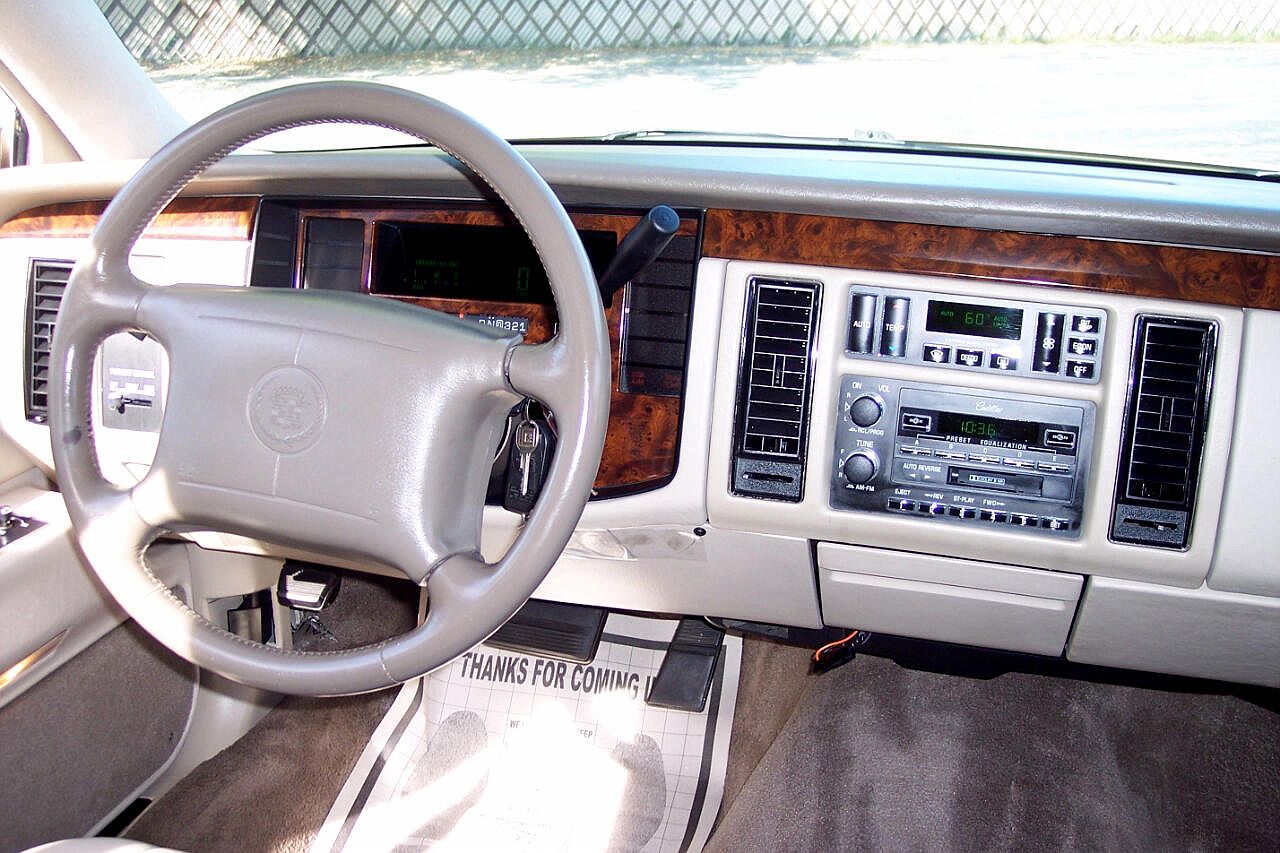 1995 Cadillac Fleetwood null image 13