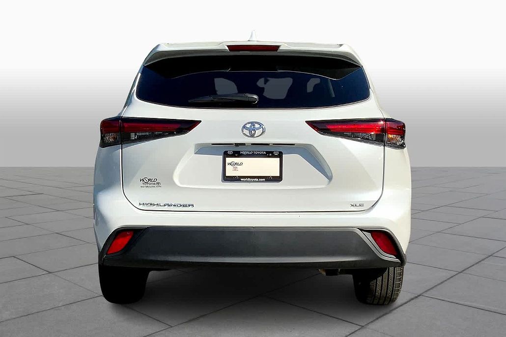 2024 Toyota Highlander XLE image 3
