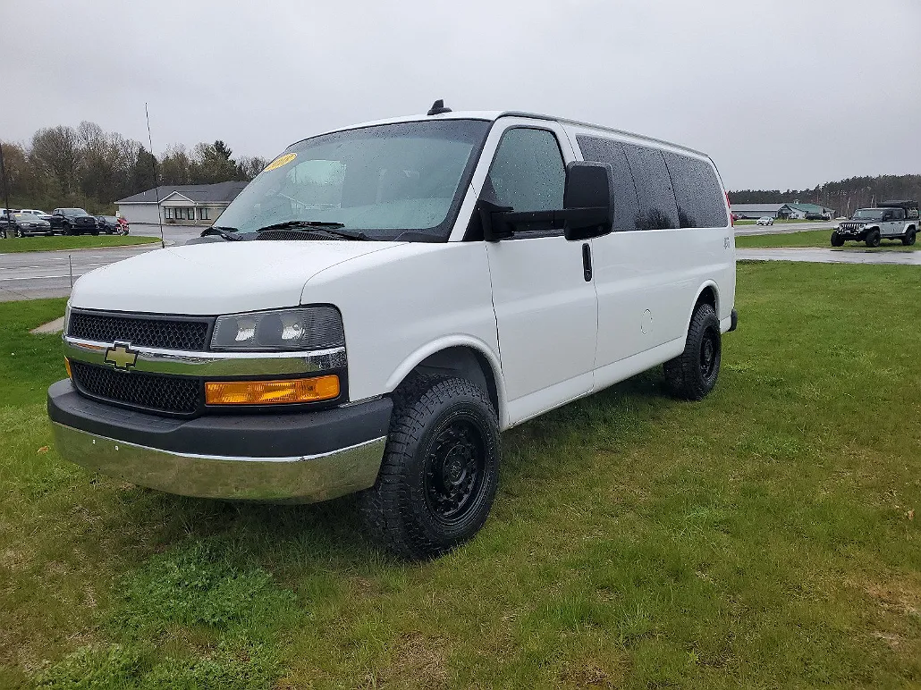 2018 Chevrolet Express 2500 image 1