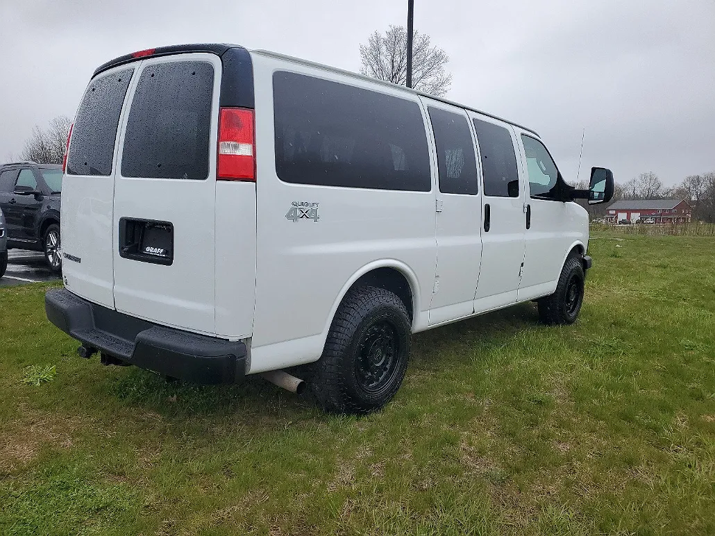 2018 Chevrolet Express 2500 image 3