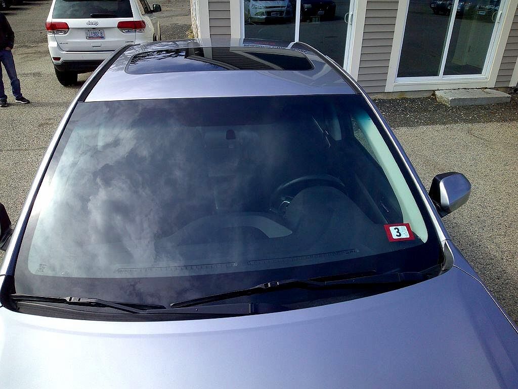 2011 Subaru Legacy 3.6 R Premium image 2