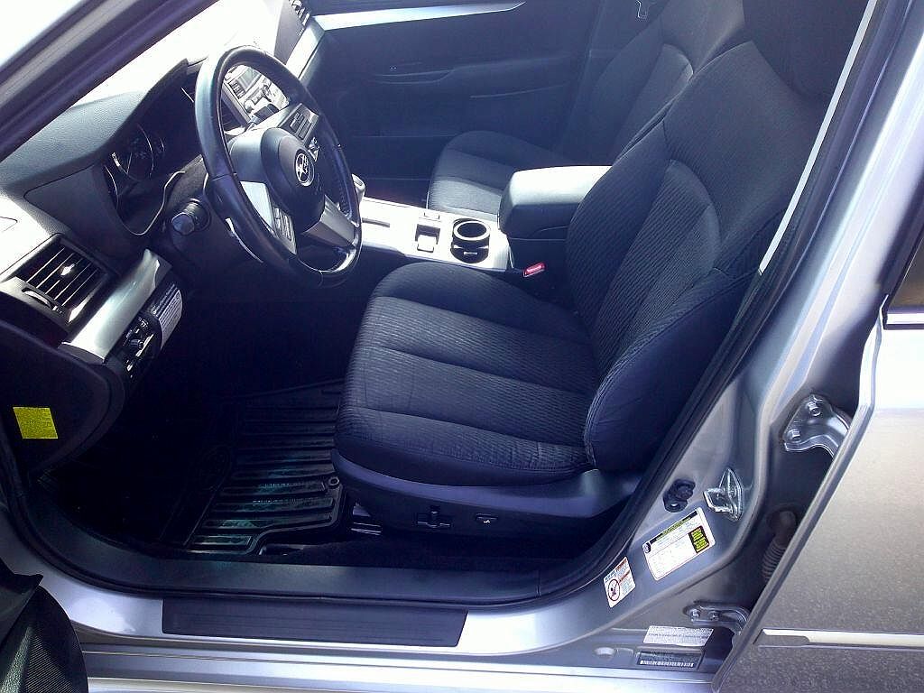 2011 Subaru Legacy 3.6 R Premium image 3