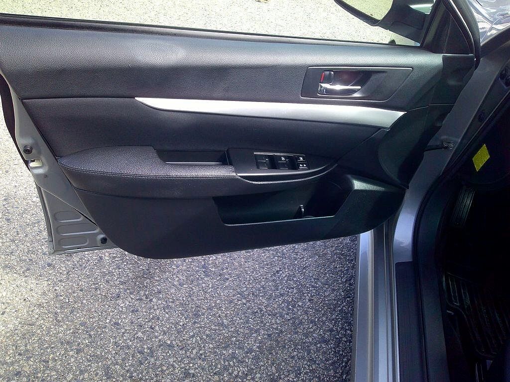 2011 Subaru Legacy 3.6 R Premium image 5