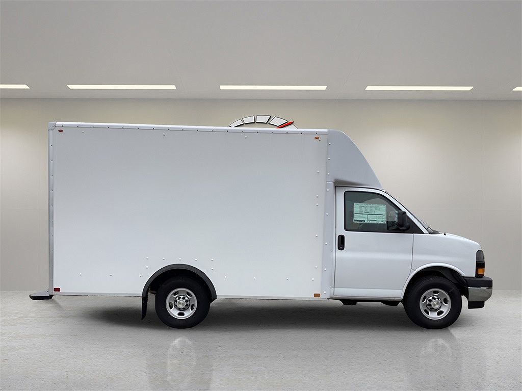 2023 Chevrolet Express 3500 image 4
