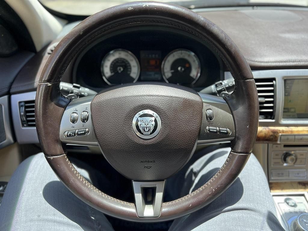 2010 Jaguar XF Premium image 38