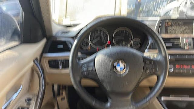 2014 BMW 3 Series 320i image 9